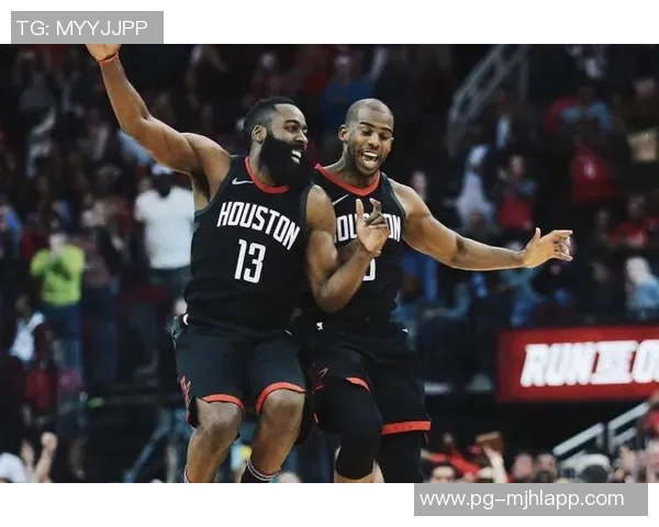 快船赢球海报曝光小卡笑容灿烂哈登背影引发球迷热议