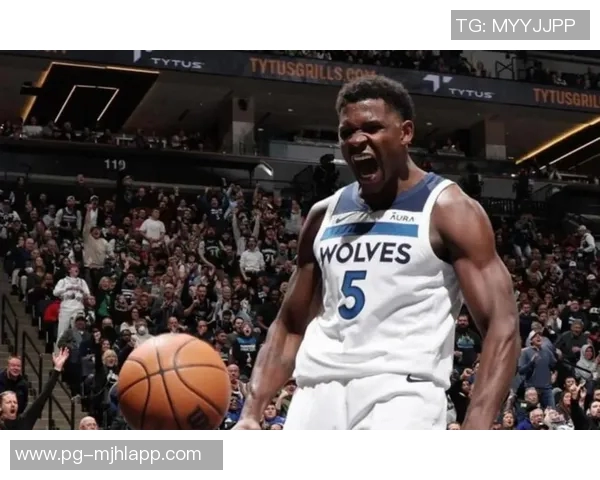 爱德华兹上半场表现抢眼12投8中高效贡献19分5板2助2断1帽助力球队 爱德华兹上半场表现抢眼12投8中高效贡献19分5板2助2断1帽助力球队